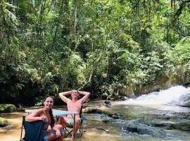 Casa de campo com cachoeira no quintal