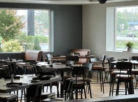 The Lux Hotel & Conference Center, Ascend Hotel Collection，位于滑铁卢的酒店