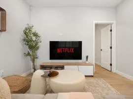 2 Bedroom Spacious & Private Guest Suite - King Size Bed TV in Room, 58" Smart TV in Living Room, In-suite Laundry, Private Entrance & More