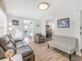 The Coral Sunset Cottage by Vacation Homes Collection