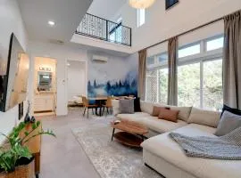 Near Lake Travis and Marina Modern Austin Getaway!