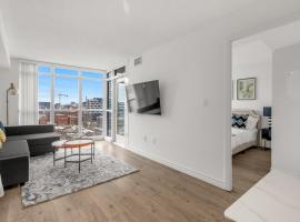Beautiful 2 Bedroom Downtown Toronto Condo with free parking，位于多伦多的酒店