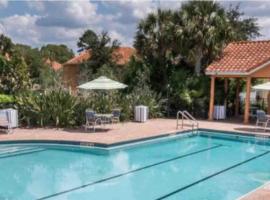 Home Near Disney Private Pool & Playground，位于Howey in the Hills的酒店