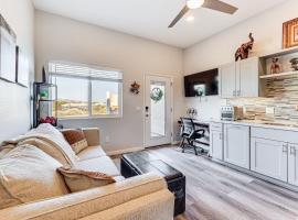 Cozy Couples Retreat with Views in Apache Junction，位于阿帕奇章克申的酒店