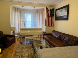 NYC Apartment by the Harbor，位于Saint George的酒店