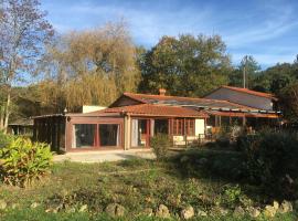 Maison en pleine nature, rivière, fleurs，位于Clermont-sur-Lauquet的酒店