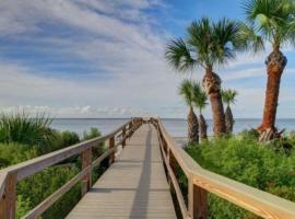 Brass Rail 319-Premier Condo on Tybee Island-Sleeps 10-2 Pools & Spa，位于泰比岛的低价酒店