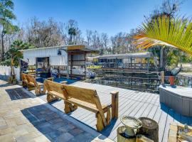 Less Than 1 Mi to Boat Ramp Canal-Front Retreat in Astor!，位于Astor的酒店