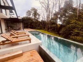 Paraíso em Rancho Queimado com piscina aquecida，位于兰舒凯马杜的酒店