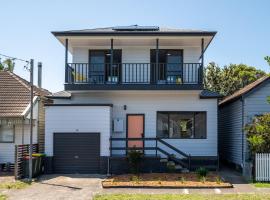 Newcastle Escape 4-Bedroom House，位于Hamilton的酒店