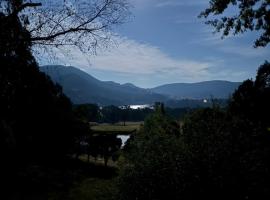 黑麻雀度假村，位于Howqua的带停车场的酒店