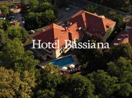 Bassiana Hotel és Étterem，位于萨尔瓦尔的酒店