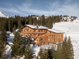 Hotel Burgwald - Ski In & Ski Out，位于莱赫阿尔贝格的酒店