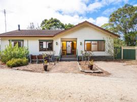 Bells Beach 5BR Retreat in quiet peaceful spaces- with Hot Tub，位于Bellbrae的酒店