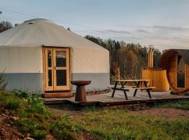 Yurt in Be Bernartice，位于Bernartice的豪华帐篷