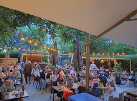 Logis Hotel Restaurant Les Platanes，位于Aramon的酒店