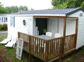 Mobil home Domaine Du Lac，位于Montendre的酒店
