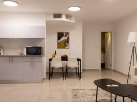 O&O Group - Budget Basement Apt Near the Beach，位于里雄莱锡安的酒店