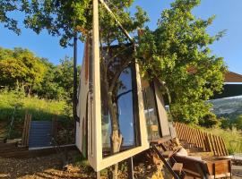 KOALA HUT - SevenOaks Treehouses - Luxurious Treehouse with outdoor hot tub，位于Abū Mīzān的酒店