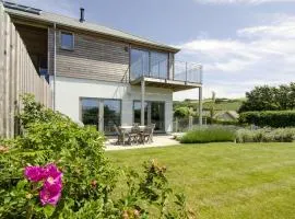 Sloopside Apartment in the centre of Bantham with sea views