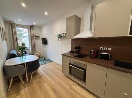 Élégant T2 à Bron, Tramway à 2min, Box Parking, 4Personnes，位于布隆的酒店