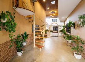 Apart Hotel La Rivera，位于伊基托斯的带停车场的酒店