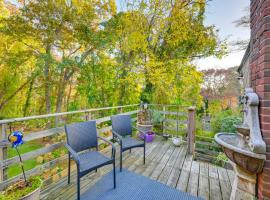 Cozy Dix Hills Apt with Deck about 7 Mi to Beach!，位于Dix Hills的酒店