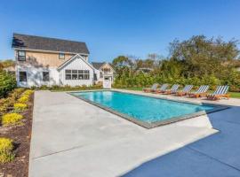 Sandpoint by Rove Travel Modern 5BR Family Home with Pool，位于谢尔特艾兰的酒店