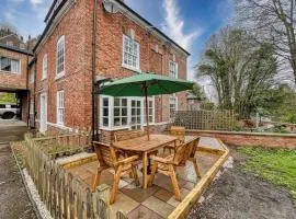 Superb Bridgnorth House with Parking & Garden Perfect for Families and Business - Sleeps 6 by PureStay
