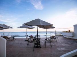Elegant Condo at Playa Brujas with Ocean View，位于马萨特兰的酒店