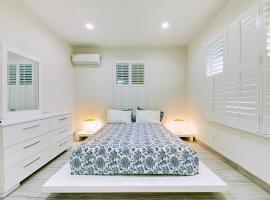 Stylish Modern Home, AC, Parking & Near FWYs，位于圣安娜的酒店