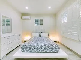 Stylish Modern Home, AC, Parking & Near FWYs