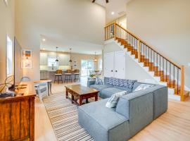 Steps to Sand Villas Beach House with Decks!，位于Villas的酒店