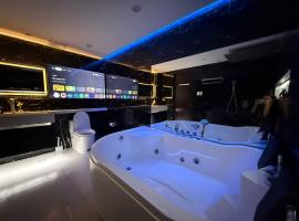 Kandi Posh 2BR with private Jacuzzi 500 Mbps internet，位于安吉利斯的酒店