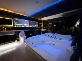 Kandi Suites 2BR with private Jacuzzi 500 Mbps internet