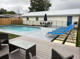 Kid-friendly Home w Pool & BBQ，位于温特黑文的酒店