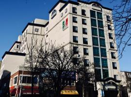 Marco LaGuardia Hotel & Suites，位于皇后区的酒店