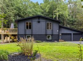 Lazy Bear Retreat Outdoor Oasis Hot Tub etc，位于Blakeslee的酒店