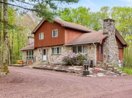 Pocono Retreat Hot Tub MovieRoom GameRoom etc，位于莱克哈莫尼的酒店
