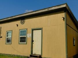 Willie's Cabin Yellow Rose Canyon，位于Mount Enterprise的酒店
