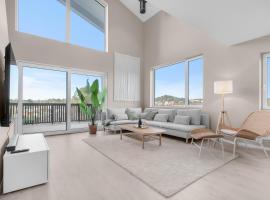 Sunset Bay Penthouse，位于克里斯蒂安桑的带泳池的酒店