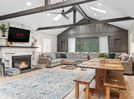 NewReno 8BR 6BTH DECK GAMES PETS，位于莱克哈莫尼的酒店