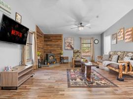 Cabin Oasis - Nestled in the Woods Seclusion，位于Blakeslee的酒店