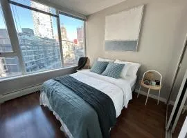 Modern spacious Apt plus Solarium and Den in Downtown Vancouver with Parking and Pool