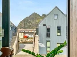 Modern with mountains and sea views in Henningsvær