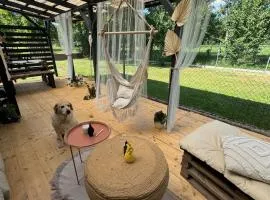Tiny House v Balijském stylu v srdci Slovácka，位于Uherský Ostroh的小屋