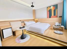 Orange Huaju Hotel，位于绵阳的酒店