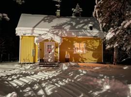 Mysigt hus på hästgård, mellan Jukkasjärvi och Kiruna，位于基律纳的酒店