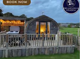 The Galloway Steading- The Bee Hive Couples Retreat with Hot Tub and Fire Pit，位于Glenluce的带按摩浴缸的酒店