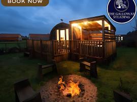 The Galloway Steading - The Stag Hoose family cabin with Hot Tub and Fire Pit，位于Glenluce的带按摩浴缸的酒店